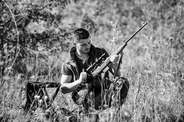 Troféu de caça. Caça hobby e lazer. Homem a carregar espingarda de caça. Conceito de equipamento de caça. Caçador com espingarda à procura de animais. Hunter roupas cáqui pronto para caçar fundo natureza — Fotografia de Stock