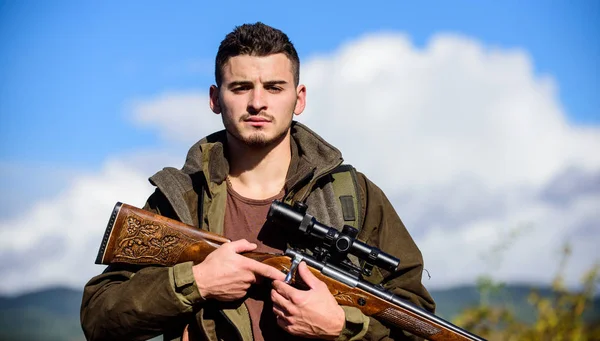 Homem com equipamento de caça rifle fundo natureza. Certifique-se de condições seguras. Preparar para caçar. O que você deve ter enquanto caça ambiente da natureza. Equipamento de caça e medidas de segurança — Fotografia de Stock