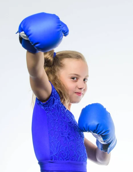 Liten flicka i boxningshandskar stansning. Träning med coach. Slåss. Boxer barn träning, hälsosam kondition. knockout och energi. Idrottsframgång. Sport och sportkläder mode. Flickboxning. absolut — Stockfoto