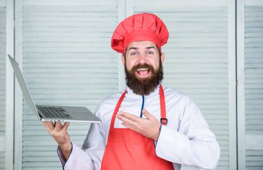 Dizüstü bilgisayar ile mutlu sakallı adam. Şef tarifi. Mutfak mutfak. Online alışveriş. Modern yaşamın yeni teknoloji. yemek yemek. Olgun hippi sakallı. sabah xmas. O bir şampiyon olduğunu