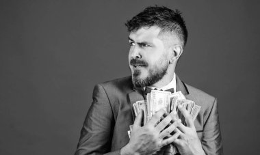 Adam iş adamı tutun yığın para mavi arka plan sakallı. İşadamı sürpriz çok elinde para ile hırsız gibi hissediyor. Para çalmak. Hırsız kazık dolar para ile. Kazanç sürpriz kavramı