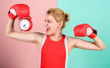 Kız atlet boks eldivenleri ve çalar saat. Spor yaşam tarzı ve sağlıklı rejim. Alışkanlıkları ve rejim kavramı. Kendinizi geliştirmek. Zararlı alışkanlıkları aşmak. Eğitim zamanı. Kişisel rejim için alış