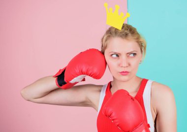 Kraliçe mücadele. Kadın boks eldiven ve Prenses Kraliyet sembolü. Spor kraliçesi. Boks spor en iyi olmak. Kadınsı ihale sarışın kraliçe tacı olan boks eldivenleri giy. Başarı için mücadele. VIP spor salonu