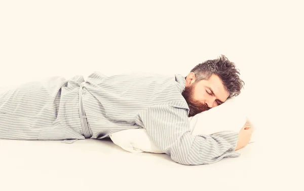 El hombre con la cara soñolienta yace en la almohada . —  Fotos de Stock