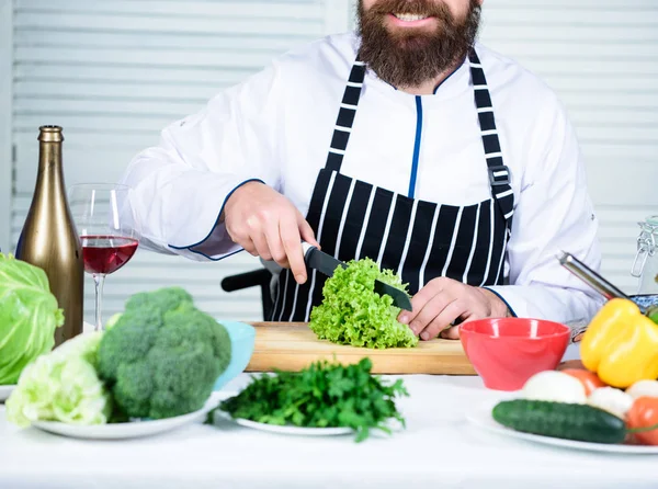 Handig voor een aanzienlijke hoeveelheid kookmethoden. Basiskookprocessen. Man chef-kok of amateur koken voedsel. Scherpe mes snijden groente. Bereid ingrediënt voor om te koken. Volgens recept — Stockfoto