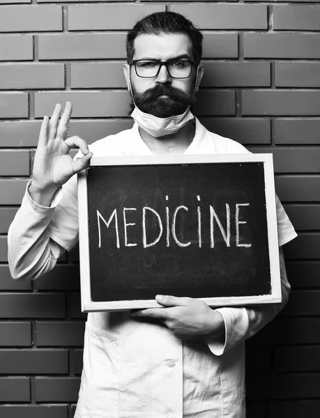 약 판을 들고 있는 수염을 기른 잔인 한 카 시안 의사 — 스톡 사진