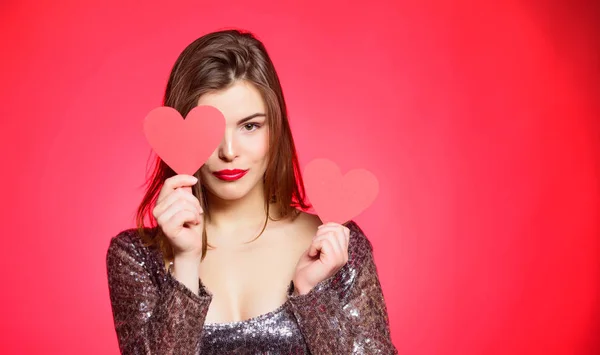 Enamórate. Chica adorable modelo de moda maquillaje cara celebrar tarjeta de San Valentín corazón. Amor a primera vista. Mujer en vestido elegante sostienen el amor símbolo. Humor romántico. Chica enamorada saliendo. Concepto de obsesión —  Fotos de Stock