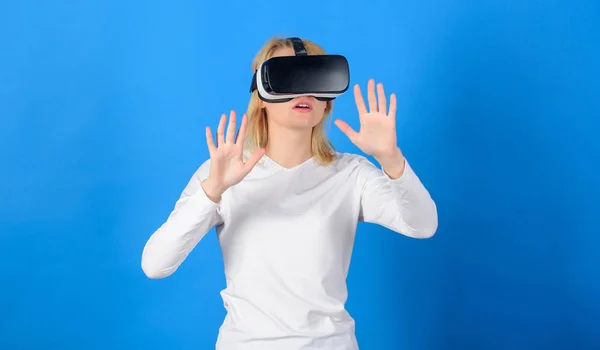 Giovane donna divertente con VR. Bella donna che indossa occhiali di realtà virtuale in studio. Donna che usa il dispositivo VR. Tecnologia VR. — Foto Stock