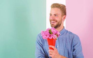 Onun için en iyi çiçek. Maço buket romantik hediye olarak tutar. Erkek mutlu buket tarih için bekleyen tutar. Adam için tarih hazır pembe çiçekler getir. Adam onu bekleyen hoş romantik hediye getirmek