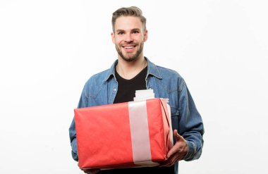 Adam sakallı ve mutlu yüz kutlamak Sevgililer günü. Kız arkadaşım için hediye. Romantik hediye. Hipster kot gömlek hediye kutusu beyaz arka plan tutun. Sevgi ve romantik hisler kavramı. Sevgililer günü hediyesi