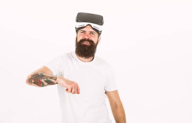 Sakal ve bıyık tutar Vr gözlük, beyaz arka planı olan adam. Hipster gülümseyen yüzü üzerinde modern teknolojiler eğlence için kullanın. VR teknolojisi kavramı. Adam Vr gözlük veya baş ile görüntü monte