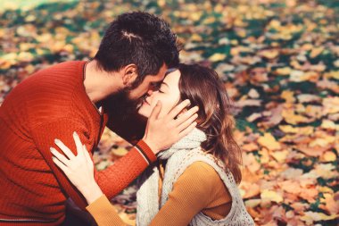Kız ve sakallı adam ya da randevu öpücüğü mutlu lovers.