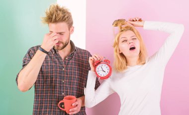 Uyku eksikliği. Çift uyku yeterli zamanı. Aile içki sabah kahvesi esneme yüzler. Çift uyanış tutun çalar saat fazla uyumak. Sabah uyanma nefret ediyorum. Fazla uyumak için zararlı alışkanlık