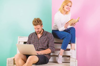 Gençlik bilgi aramak boş zaman harcamak. Çift olan öğrenciler kitap ve bilgi arama laptop. Erkek ve kadın farklı bilgiler depolar kullanın. Bunun yerine eski bilgileri depolar dijital