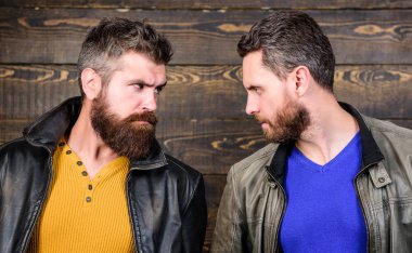 Kendine güvenen rakip sıkı göz atmak. Erkeklik kavramı. Erkeklik öznitelikleri. Vahşeti güven ve erkeklik arası bağlantı. Doğru adam sakin ol. Erkekler acımasız sakallı hippi. Erkeklik terlemek