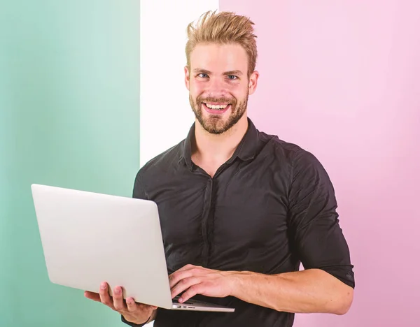 Mannen med laptop fungerar som smm expert. SMM manager främjar varumärken och artiklar på internet. Sociala medier marknadsföring expert. Guy elegant modernt utseende manager producera innehåll för sociala nätverk — Stockfoto