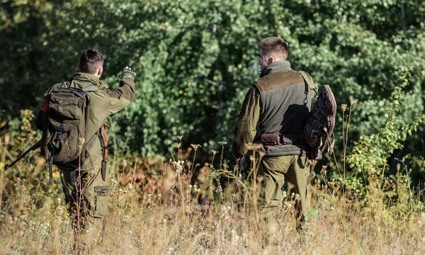 Leger. Camouflage. Vriendschap van mannen jagers. Jachtvaardigheden en wapen apparatuur. Hoe Draai jacht in hobby. Militaire uniform mode. Hunter met jachtgeweer pistool op jacht — Stockfoto