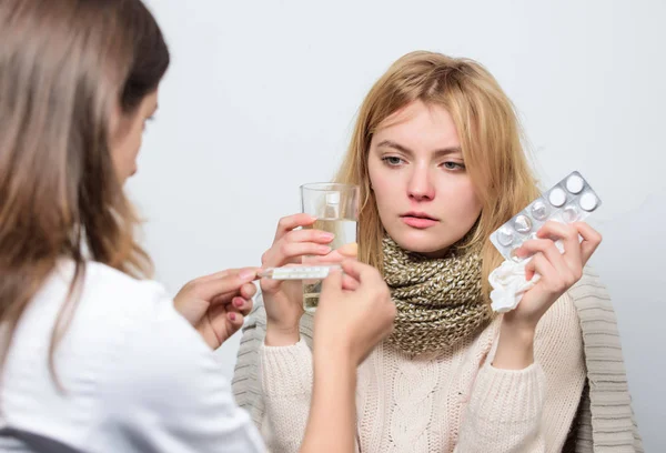 Una chica en pañuelo examinada por el doctor. Remedios contra el resfriado y la gripe El médico se comunica con el paciente recomiendan tratamiento. El médico pregunta al paciente sobre los síntomas. Gripe y tratamiento contra el frío. Mujer consultar con el médico —  Fotos de Stock