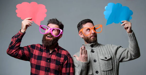 Άντρες με γένια και μουστάκι ώριμη hipster φορούν αστεία γυαλιά. Εξηγήσει την έννοια του χιούμορ. Αστεία ιστορία και χιούμορ. Κωμικό ιδέα. Άνδρες αστειεύεται. Κοινή χρήση τη γνώμη ομιλία φούσκα αντίγραφο χώρου. Κόμικς και χιούμορ αίσθηση — Φωτογραφία Αρχείου