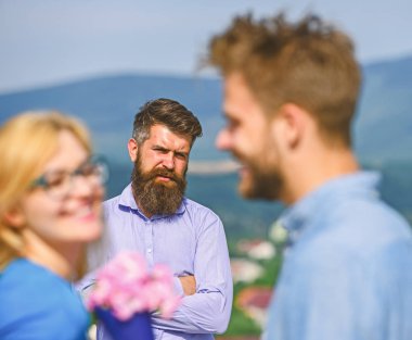 Kıskanç koca bekledikten arka plan üzerinde izlerken sırasında dating aşık çift. Açık toplantı aşık romantik ilişkiler flört. Çift romantik tarih sevgilisi mevcut buket çiçekler. Karşılıksız aşk kavramı
