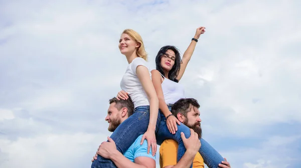 Deixa passar os bons tempos. Casais amorosos gostam de se divertir juntos. Casais amorosos tendo atividades divertidas ao ar livre. Casais brincalhões apaixonados sorrindo no céu nublado. homens felizes piggybacking suas namoradas — Fotografia de Stock