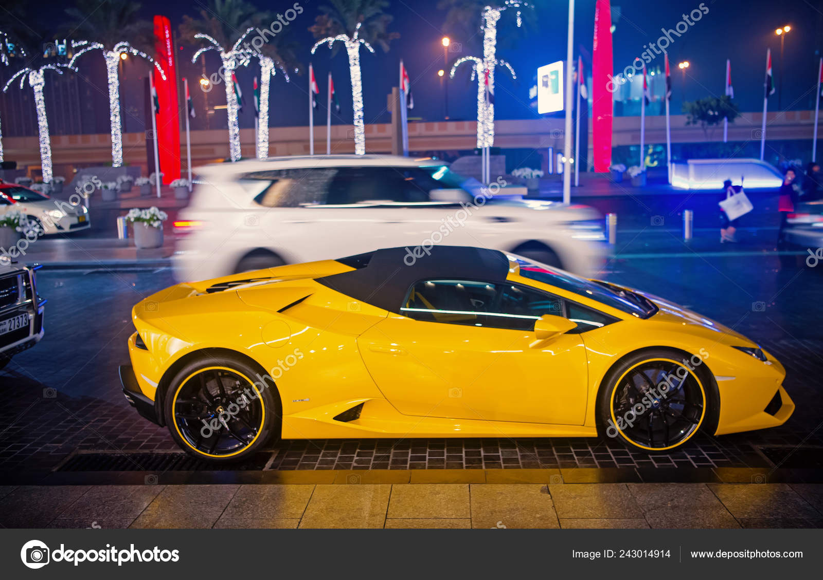 Luxury Supercar Lamborghini huracan yellow color parked next to Dubai mall.  Lamborghini is famous expensive automobile brand car – Stock Editorial  Photo © stetsik #243014914