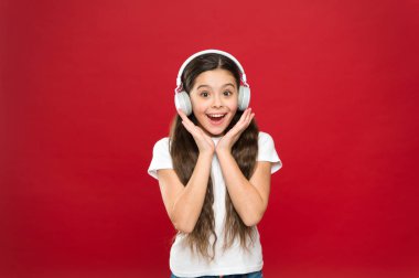 Kız kırmızı arka plan müzik kulaklıktan dinleyin. Liste kavramı oynamak. Müzik tadı. Müzik bir önemli parçası hayatını gençler oynar. Güçlü etkisi müzik gençler onların duygular, dünya algı