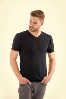 Beyaz arka plan üzerinde izole tıraşsız yüzündeki sakallı adam. Adam rahat tshirt ve kot pantolon. Sarışın saçlı sakallı adam. Saç Bakımı Kuaför salonu veya berber dükkanı. Moda stil ve eğilim