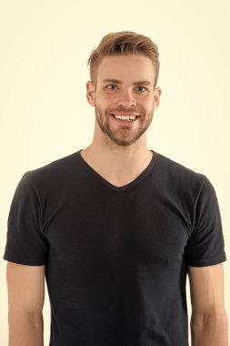 İzole yüz beyaz arka plan gülümseyen kıl olan adam. Mükemmel bir gülümseme kavramı. Gülümseme onun tarzı bir parçasıdır. Sakal tıraşsız adam adam yakışıklı neşeli iyi ruh hali görünüyor. Adam mutlu siyah gömlek giyer