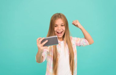 Heyecan verici video mesajı. Şirin cep telefonu teknoloji Kullanıcı. Cep telefonu kullanan küçük kız. Küçük kız çocuğu ile smartphone. Çok güzel çocuk öğrenme yeni teknoloji. Tarassut video üstünde hareket eden aygıt