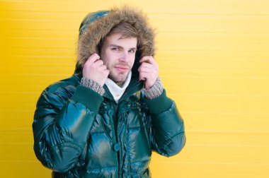 Kalan şık ve rahat. Sıcaklık ve konfor zevk bir modeldir. Soğuk kış şartları için rahat moda ceket. Faux kürk başlık giyen yakışıklı adam. Soğuk hava tarzı şık adam