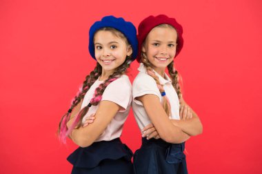 Biçimde geçerli Uluslararası Okul girin. Fransızca Dil Okulu. Okul moda kavramı. Öğrenci gülümseyen kız resmi üniforma ve bere şapka giyerler. Uluslararası değişim okulu programı. Yurt dışında eğitim