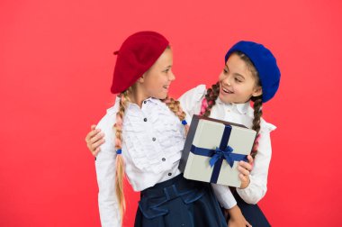 Çocuk resmi giyim hediye kutusu ile. Açık hediye şimdi. Dostluk kavramı. Doğum günü hediyesi. Alışveriş ve tatil. Sevgili arkadaşım. Hediye kutusu arkadaşına veren kız. Kız arkadaşları tatil kutlaması