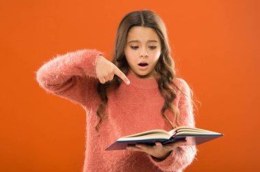 Okuma dahil. Kız kitap turuncu arka plan tutun. Çocuk gösteri kitap Not defteri. Kitapçıda. Ücretsiz kitap kullanılabilir okuyun. İlginç edebiyat. Geliştirme ve eğitim. Çocuk Bakımı ve mutlu çocukluk