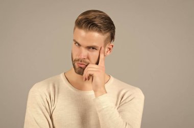 Düşünme yüzündeki sakallı adam. Sarışın saçlı sakallı adam. Cilt Bakımı ve Kuaför Salonu. Moda model gri arka plan üzerinde. Moda stil ve eğilim kavramı