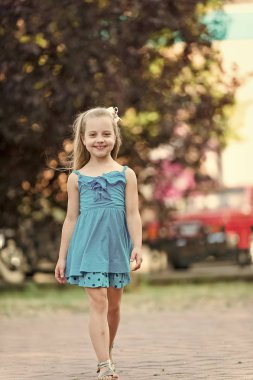 Uzun sarı saçlı gülen çocuk