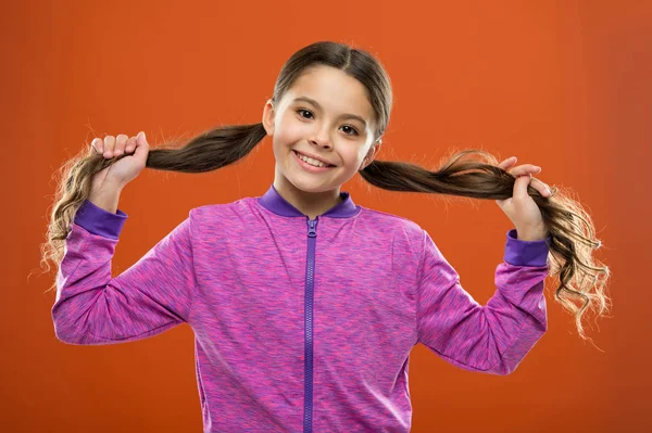 Consejos fáciles de hacer peinado para niños. Pelo largo para niños pequeños. Encantadora belleza. Chica activa niño con el pelo largo y hermoso. Concepto de cabello fuerte y saludable. Cómo tratar el cabello rizado. Bonito y ordenado peinado —  Fotos de Stock