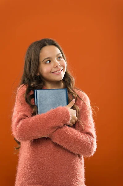 Kid mode. barnens dag. Porträtt av glada lilla barnet. barndomen lycka. Familj. Glad liten tjej med långt hår. Liten flicka barn. Frisör för barn. Bästa dagen någonsin. Kunskap dag — Stockfoto