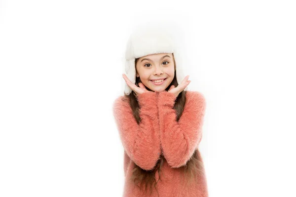 Kid flicka bära hatt med örat klaffar vit bakgrund. Mjuka lurviga tillbehör. Tips för skötsel av päls plagg. Barn långt hår mjuk hatt njuta av mjukhet. Winter fashion-konceptet. Varm mössa för kallt väder — Stockfoto