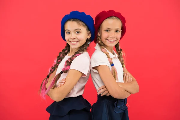 Anmeldeformular für die internationale Schule. Französisch Sprachschule. Schulmodekonzept. Schüler lächelnde Mädchen tragen formelle Uniform und Baskenmützen. internationales Austauschschulprogramm. Ausbildung im Ausland — Stockfoto