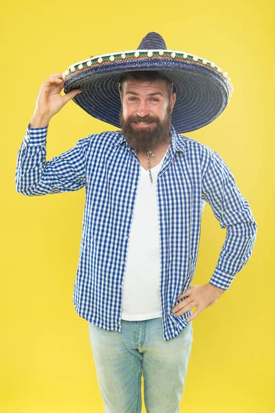 Belo chapéu de festa. Acessório de moda tradicional para festa de fantasia mexicana. Homem barbudo de chapéu mexicano. Hipster em chapéu de aba larga. Ele está apaixonado pelo estilo mexicano. Mexicano vestindo sombrero — Fotografia de Stock