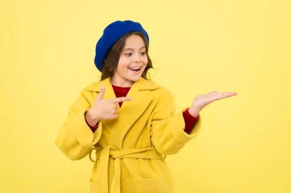 Ze kreeg grote stijl. Jeugd en geluk. Franse stijl baret. Parijse meisje. klein kind in Parijs. klein meisje in de rode jurk. Kid mode en beauty. Gelukkig childrens dag — Stockfoto