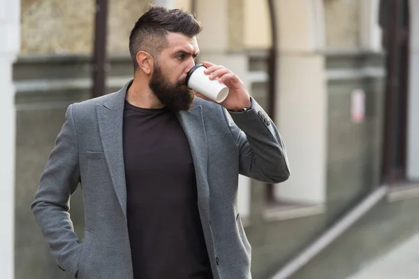 Uklidněte se a nabijte. Muž vousatý hipster pije šálek kávy. Ještě jeden doušek kávy. Piju kafe na cestách. Podnikatel dřevorubecsexuální vzhled vychutnat přestávku na kávu z obchodního centra — Stock fotografie