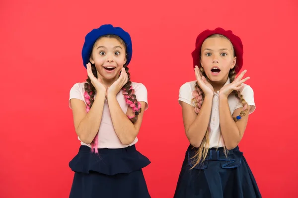 Concept de mode scolaire. Les filles surprises portent un fond rouge uniforme formel. Programme d'échanges internationaux. Éducation à l'étranger. Formulaire de demande entrer école internationale. École de langue française — Photo