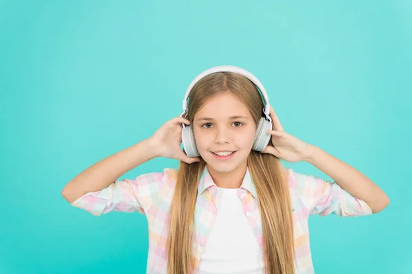 Eine ultrabequeme Passform für sie. liebenswerter Musikfan. kleines Mädchen, das Musik hört. fröhliches kleines Kind genießt die Musik, die mit Kopfhörern gespielt wird. Musik macht sie glücklich — Stockfoto