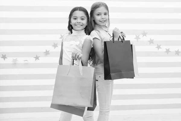 Regalos de cumpleaños. niñas pequeñas felices o niños de la escuela con regalos de cumpleaños. niñas pequeñas felices con bolsas de compras en el mercado escolar . — Foto de Stock