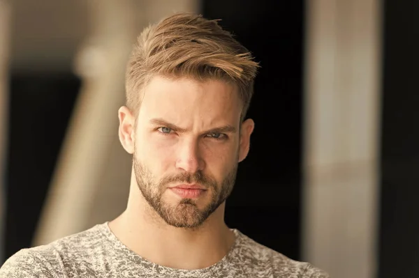 Concepto metrosexual. Hombre barba sin afeitar chico se ve guapo y fresco. Guapo en estilo. Chico barbudo atractivo se preocupa por la apariencia. Hombre cerda seria cara estricta, fondo negro de cerca — Foto de Stock