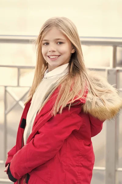 ブロンドの長い髪を持つ少女笑顔屋外 — ストック写真
