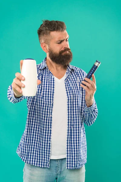 Hipster dewasa berjenggot. Pria berjenggot. Rambut wajah dan bercukur. Rambut dan perawatan jenggot. Pria fashion. Memilih sampo dan kondisioner rambut. hipster Kaukasia brutal dengan kumis. Bersih dan kering — Stok Foto