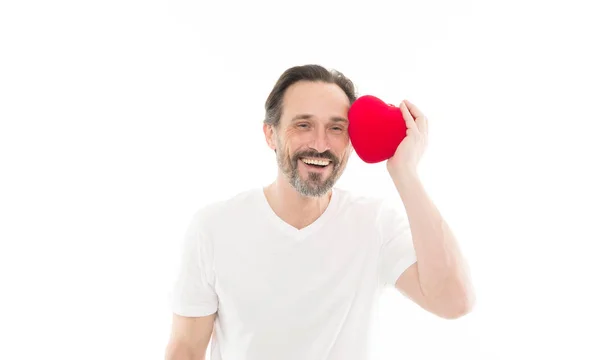 Cadeau coeur présent. Salutation de cœur sincère. Un hipster barbu tient le cœur. Un romantique tombe amoureux. Célébrez la Saint Valentin. Concept d'amour et sentiments romantiques. Attribut coeur de valentine — Photo